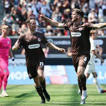 Brachte seine neue Mannschaft in Führung: St.-Pauli-Verteidiger Marcus Mathisen (r).