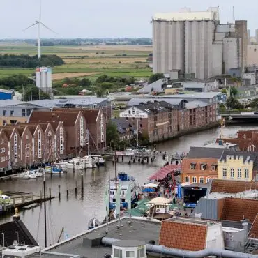 Der Husumer Hafen leidet unter zu geringer Wassertiefe. (Archivbild)