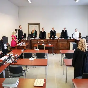 Mord in Tateinheit mit Raub - eine 42-Jährige Frau aus Ghana steht vor dem Landgericht Hamburg.