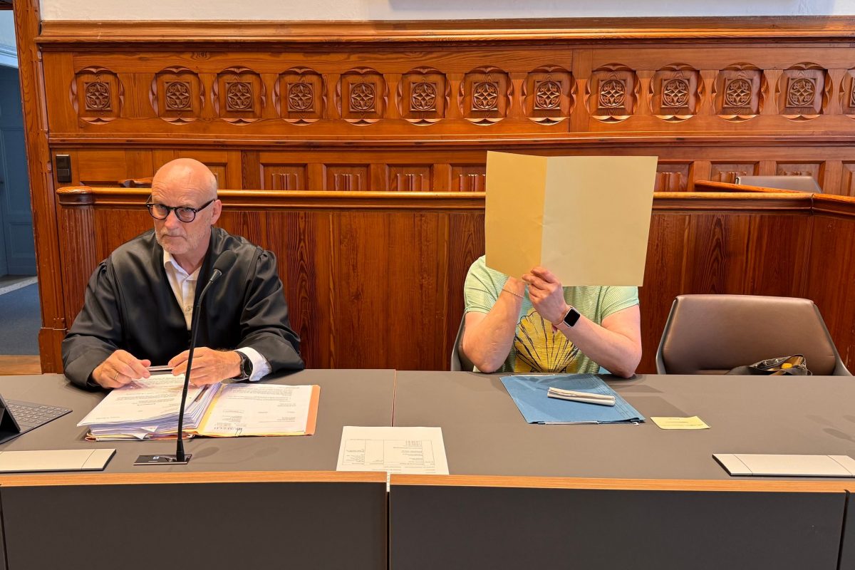 EIne 44-Jährige (r.) soll in Schleswig versucht haben, ihre Expartnerin zu töten. (Archivbild)