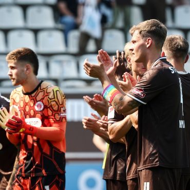 Rettete seinem Team einen Punkt: St. Paulis Torwart Ben Voll. (2.v.l.)