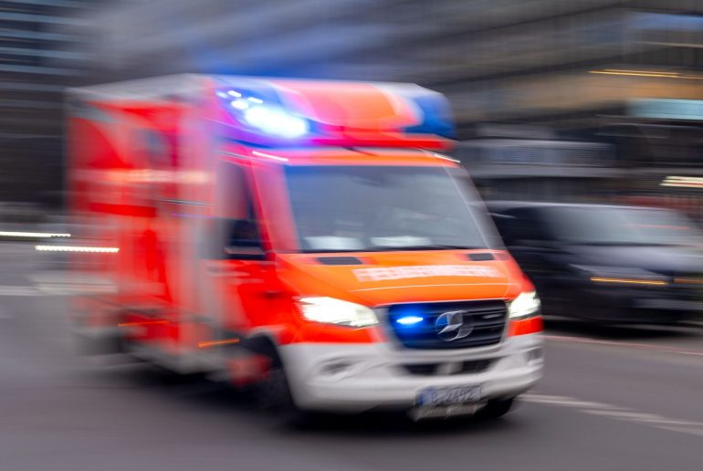 Nach einem Verkehrsunfall sind zwei Erwachsene und zwei Kinder in Hamburger Krankenhäuser gebracht worden. (Symbolbild)
