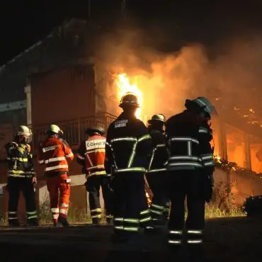 200 Einsatzkräfte der Feuerwehr löschen ein leerstehendes Hotel in Hamburg.