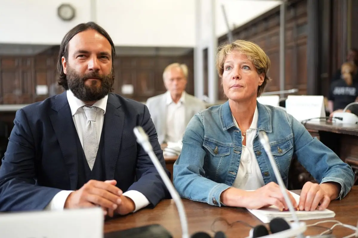 Die Angeklagte Christina Block sitzt neben ihrem Verteidiger Ingo Bott im Gerichtssaal.