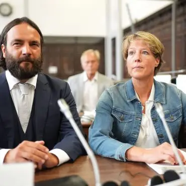 Die Angeklagte Christina Block sitzt neben ihrem Verteidiger Ingo Bott im Gerichtssaal.