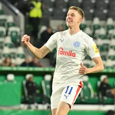 Alexander Bernhardsson jubelte in der vergangenen Saison noch mit den Kielern in Wolfsburg. (Archivfoto)