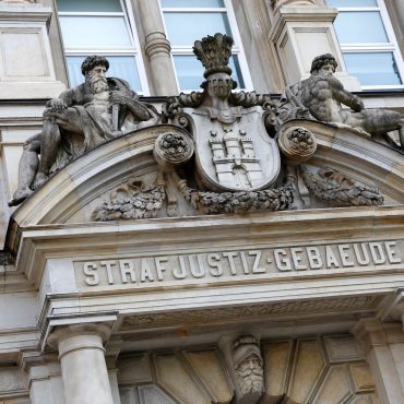 Die Staatsanwaltschaft wirft ihm vor, mit weiteren Beteiligten zwischen Januar 2024 und September 2025 den Import und Vertrieb von insgesamt 2,4 Tonnen Kokain organisiert zu haben. (Symbolbild)