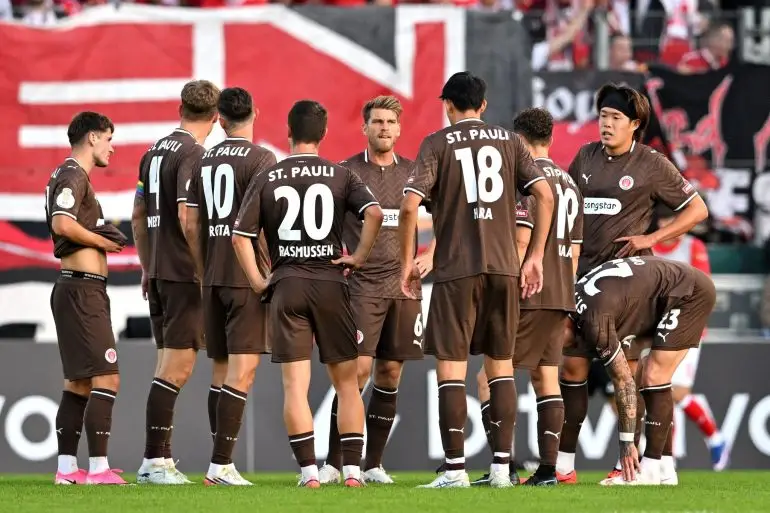 Gesprächsbedarf: St. Paulis Spieler sind in dieser Saison noch sieglos.