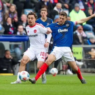 Trug schon in der vergangenen Rückrunde einige Male die Kapitänsbinde von Holstein Kiel: Jonas Meffert (r). (Archivbild)