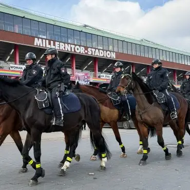 Die Reiterstaffel der Hamburger Polizei unterstützt auch die Einsatzkräfte bei Fußballspielen. (Archivbild)