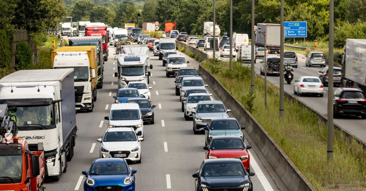 Die A1 bei Hamburg zählt nach Angaben des ADAC an diesem Wochenende zu den besonders belasteten Staustrecken. (Archivbild)