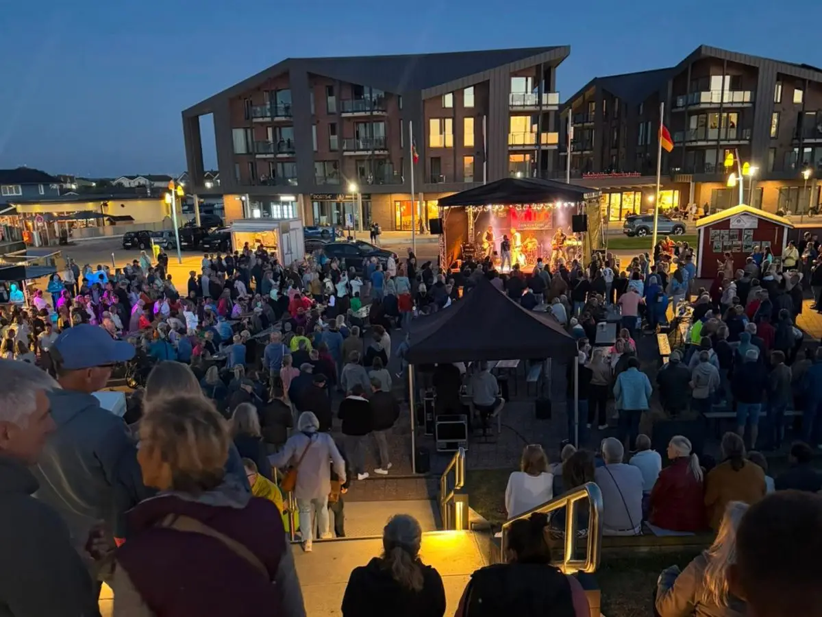 Voller Deichtorplatz beim Finale von Dienstag am Deich mit der Partyband Valley in Dagebüll