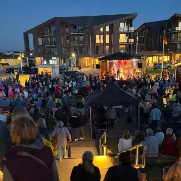 Voller Deichtorplatz beim Finale von Dienstag am Deich mit der Partyband Valley in Dagebüll