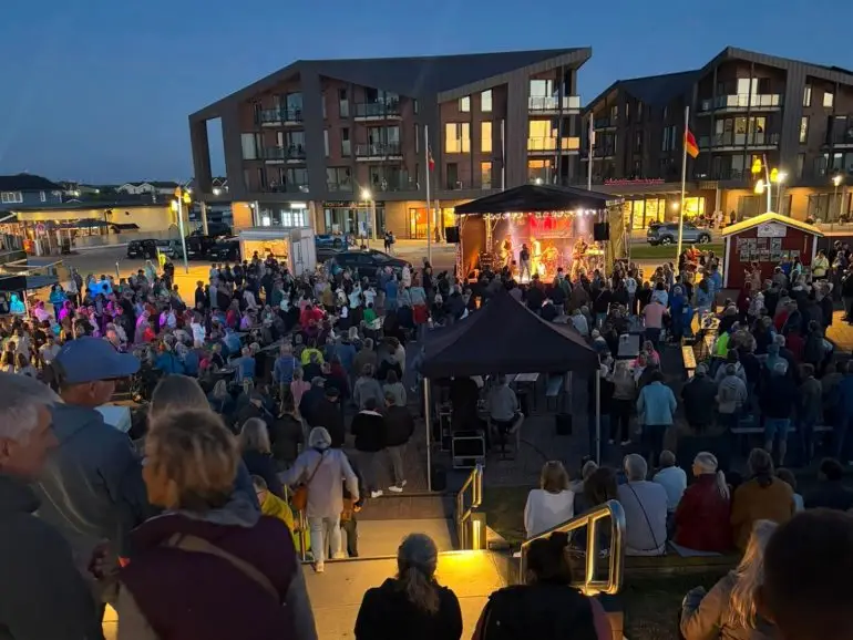 Voller Deichtorplatz beim Finale von Dienstag am Deich mit der Partyband Valley in Dagebüll