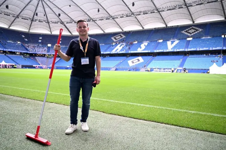 Zehntausende Zeugen Jehovas wollen sich am Wochenende unter dem Motto «Ewiges Glück» im Volksparkstadion versammeln.