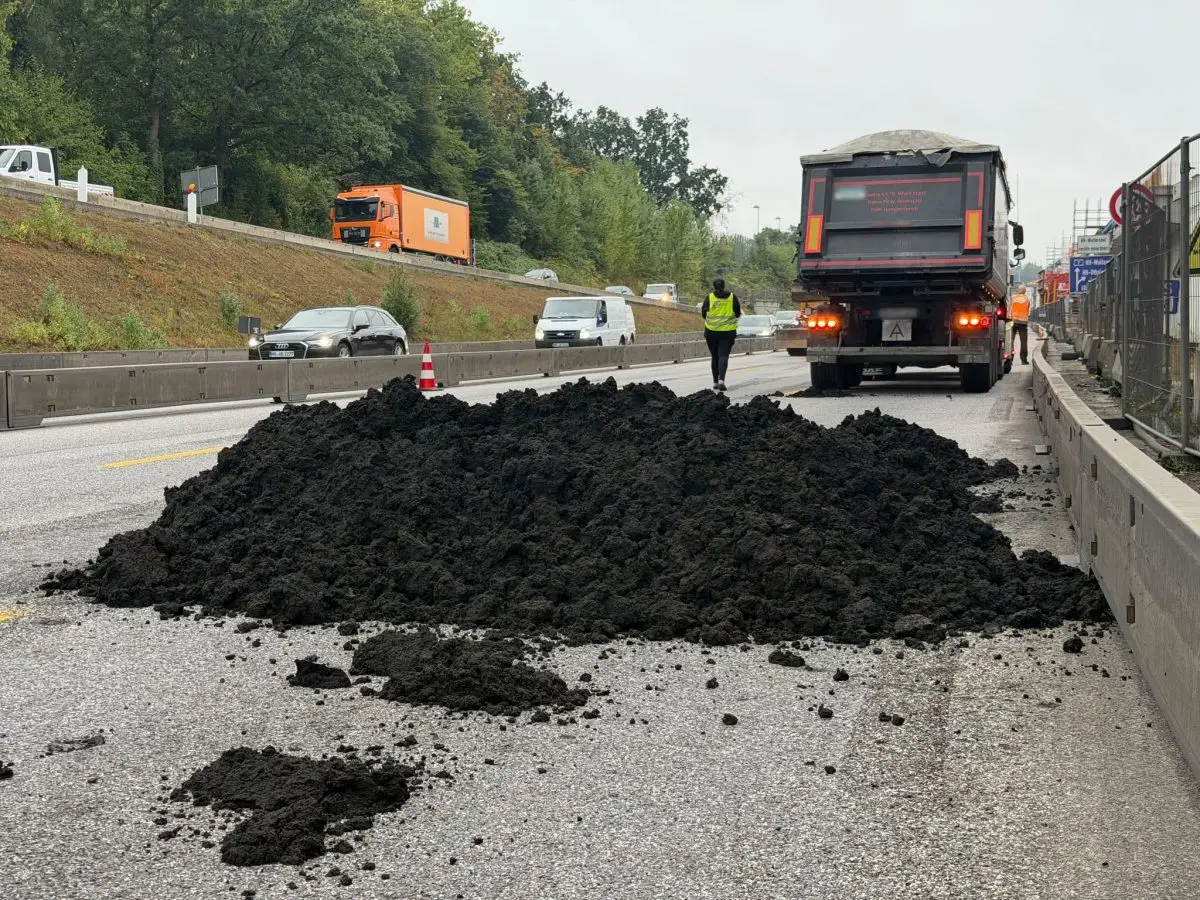 Ein Lastwagen hat auf der A7 in Hamburg Klärschlamm verloren und am frühen Mittwochmorgen für lange Staus gesorgt.