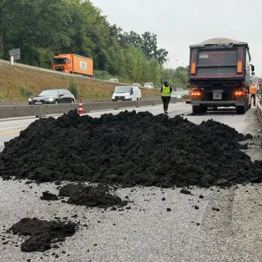 Ein Lastwagen hat auf der A7 in Hamburg Klärschlamm verloren und am frühen Mittwochmorgen für lange Staus gesorgt.