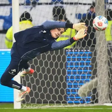 Sander Tangvik steht beim Pokalspiel des HSV gegen den SC Verl im Tor. (Archivbild)