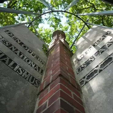 Das Mahnmal wurde im September 1946 eingeweiht.