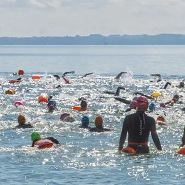Mehr als 180 Frauen und Männer haben bei der vierten und letzten Etappe des Seebrückenschwimmens in der Lübecker Bucht mitgemacht.
