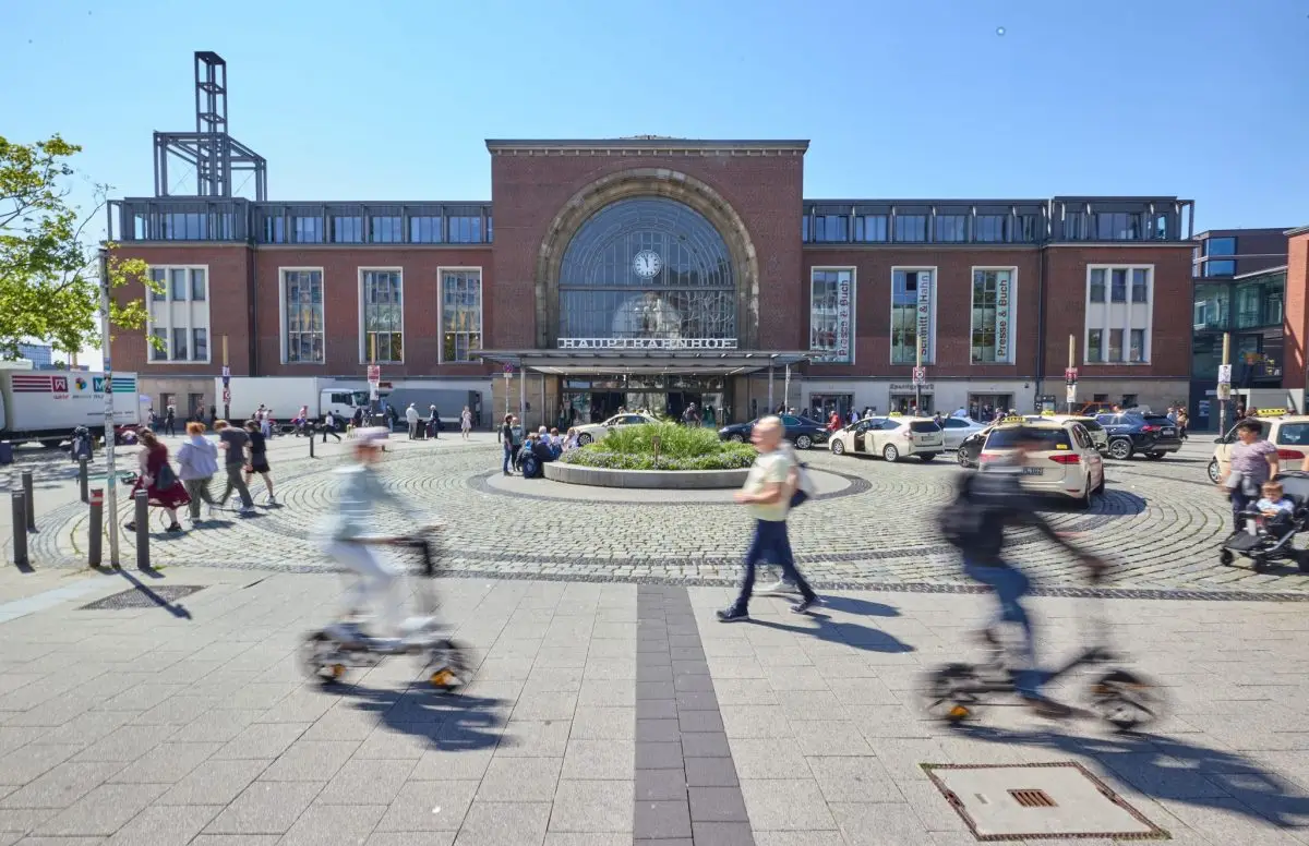 Am Bahnhofsvorplatz eskalierte die Situation. (Archivbild)