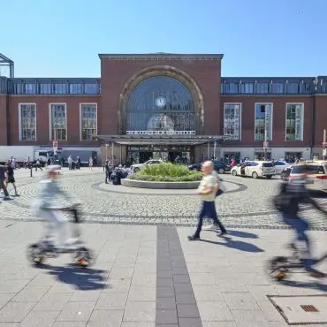 Am Bahnhofsvorplatz eskalierte die Situation. (Archivbild)
