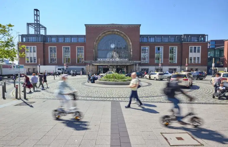 Am Bahnhofsvorplatz eskalierte die Situation. (Archivbild)