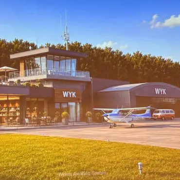 Konzeptvorstellung der Wyker Aviation GmbH zur Zukunft des Flugplatzes Wyk im voll besetzten Kurgartensaal
