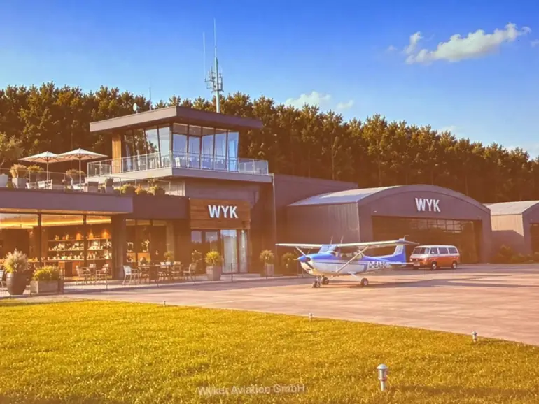 Konzeptvorstellung der Wyker Aviation GmbH zur Zukunft des Flugplatzes Wyk im voll besetzten Kurgartensaal