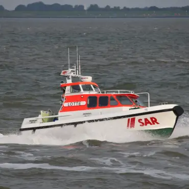 Seenotretter helfen nach dem Kentern eines Sportkatamarans vor Wittdün auf Amrum