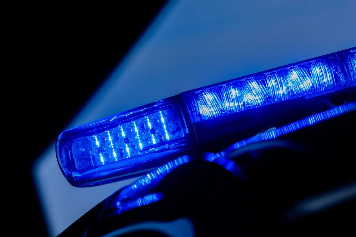 Beim Eintreffen der Rettungskräfte kümmerten sich bereits mehrere Menschen um die verletzte Frau. (Symbolbild)
