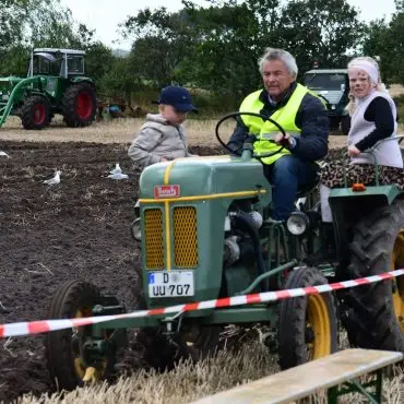 Historische Trecker beim gut besuchten Feldtag auf Föhr