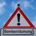 Die Bombe liegt auf einem Feld. (Symbolbild)
