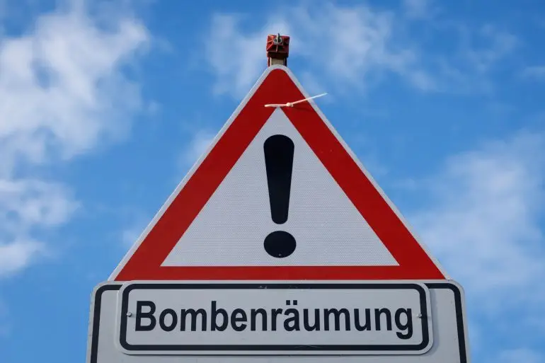 Die Bombe liegt auf einem Feld. (Symbolbild)