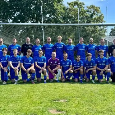 Erste Herrenmannschaft des FSV Wyk in den neuen königsblauen Trikots