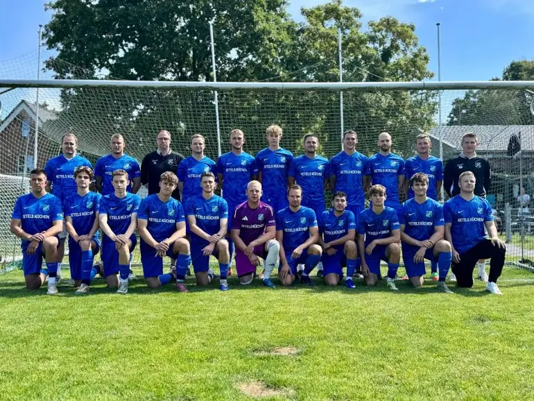 Erste Herrenmannschaft des FSV Wyk in den neuen königsblauen Trikots