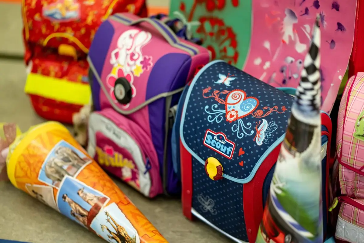 Für Kinder und Jugendliche in Schleswig-Holstein heißt es nach dem Ende der Sommerferien: Zurück in die Schule. (Symbolbild)