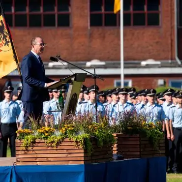 Bundesinnenminister Dobrindt (CSU) sieht Deutschland als Ziel hybrider Kriegsführung.