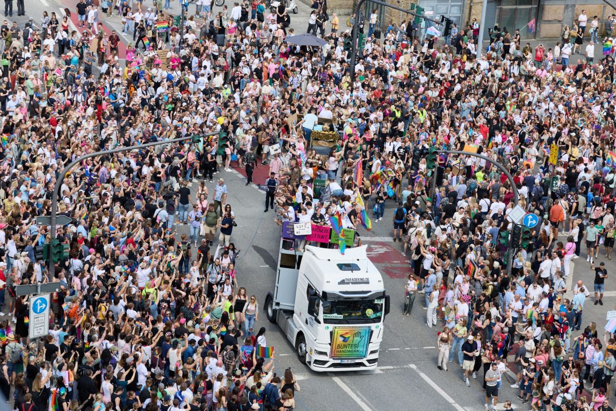 60 große Lastwagen fahren als bewegliche Bühnen in der Demonstration mit.