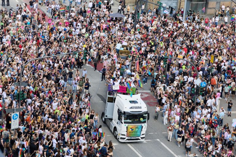 60 große Lastwagen fahren als bewegliche Bühnen in der Demonstration mit.