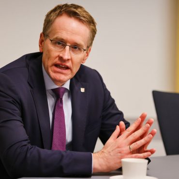 Das geplante Rentenpaket müsse zügig umgesetzt werden, sagte Ministerpräsident Daniel Günther. (Archivbild)