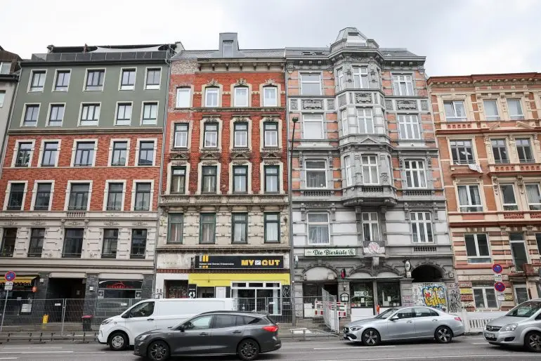 Die Nachbarn des vom Teilabriss betroffenen Hauses in Hamburg-Altona können wieder zurück in ihre Wohnungen. (Archivbild)