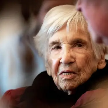 Hamburg ehrt die 2021 verstorbene Holocaust-Überlebende Esther Bejarano.