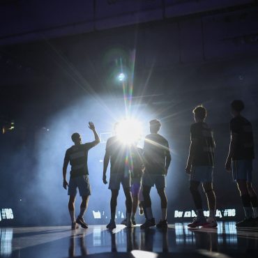 Hamburgs Spieler kommen vor Spielbeginn in die Halle.