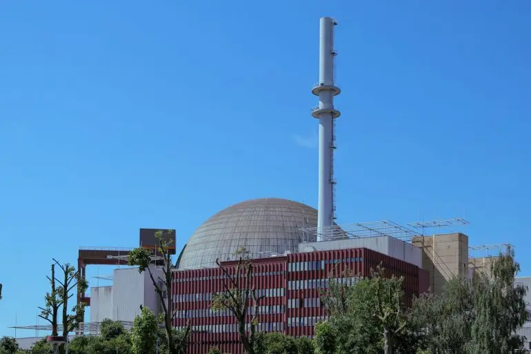 Freigegebener Müll aus den Kernkraftwerken Brokdorf (Foto) und Brunsbüttel soll auf zwei Deponien gebracht werden. (Archivbild)