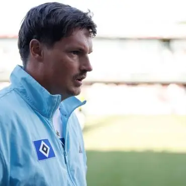 Hat den Saisonauftakt im Blick und ist gelassen in der Vertragsfrage: HSV-Trainer Merlin Polzin. (Archivbild)