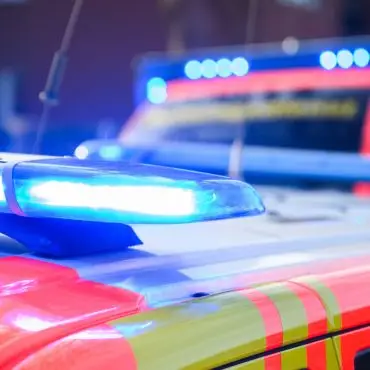 Rettungskräfte brachten den lebensgefährlich verletzten Mann ins Krankenhaus. (Symbolbild)