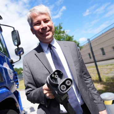 Verkehrsminister Bilger ließ sich einen E-Lkw zeigen.