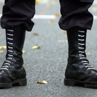 Die Springerstiefel mit weißen Schnürsenkeln waren schon in den 1990er-Jahren ein «Markenzeichen» der rechtsextremen Skinheads. (Archivbild)