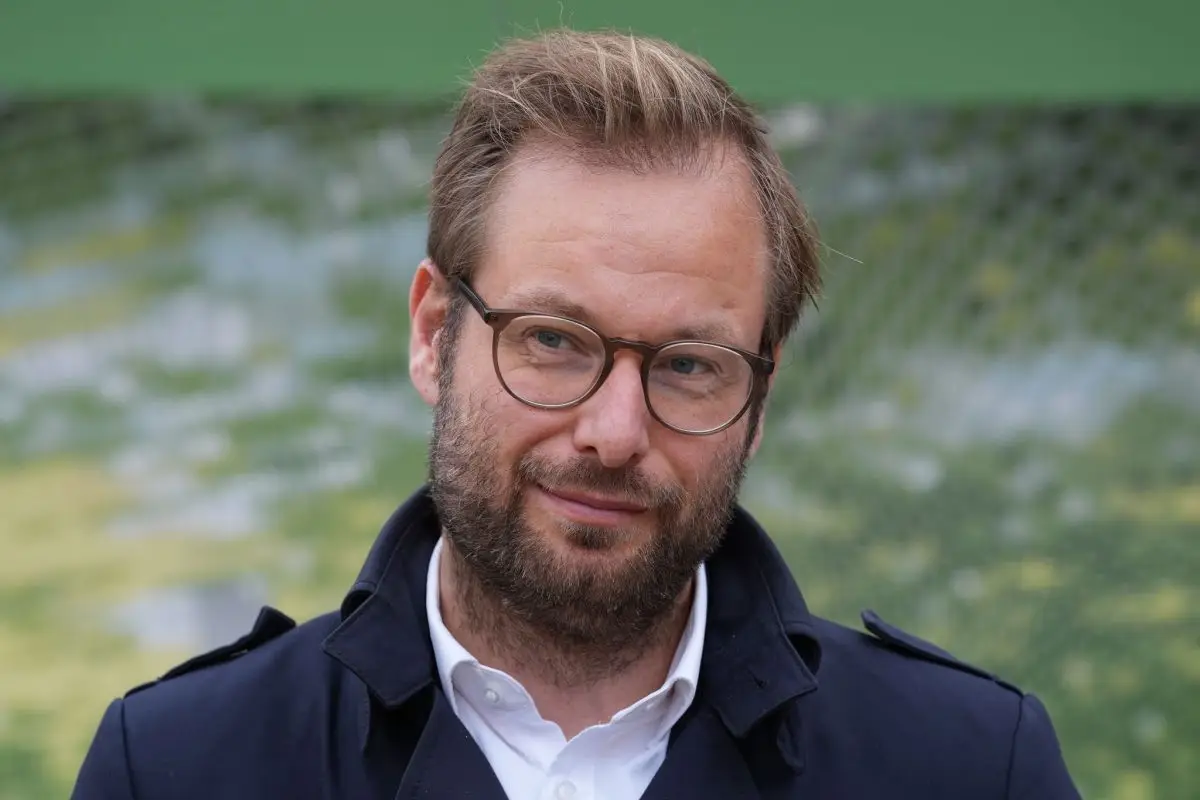 Hamburgs Verkehrssenator Anjes Tjarks (Grüne) warnt vor den Folgen steigender Trassenpreise für den öffentlichen Nahverkehr. (Archivbild)